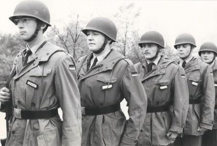 Mit Stahlhelm